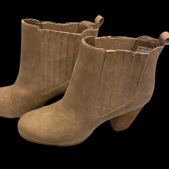 Nice pair of boots in like new condition. Never wore them. - Picture 1 of 1